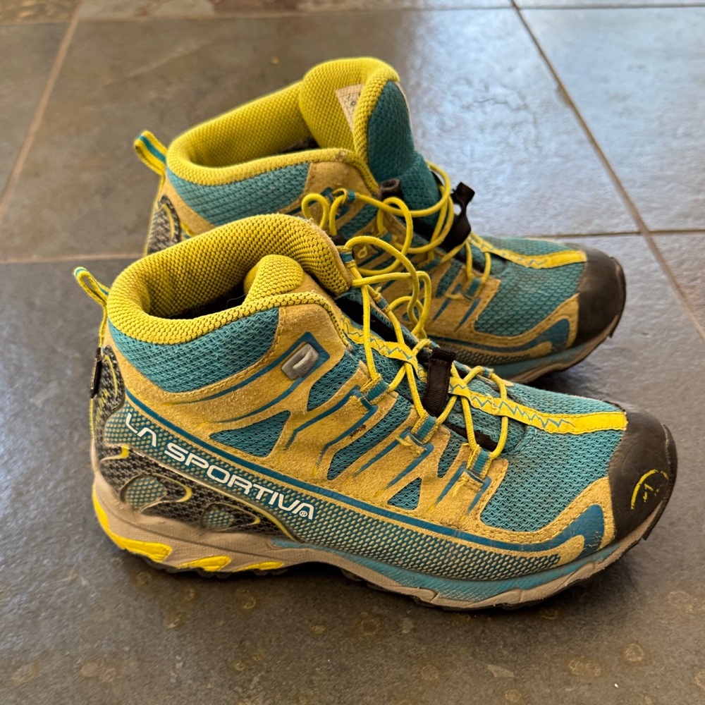 La Sportiva Kids Teal and Yellow hiking shoe size 35/ us 3.5
